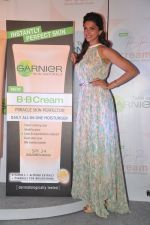 Deepika  Padukone is the new face for Garnier in Trident, Mumbai on 7th Dec 2012 (30).JPG